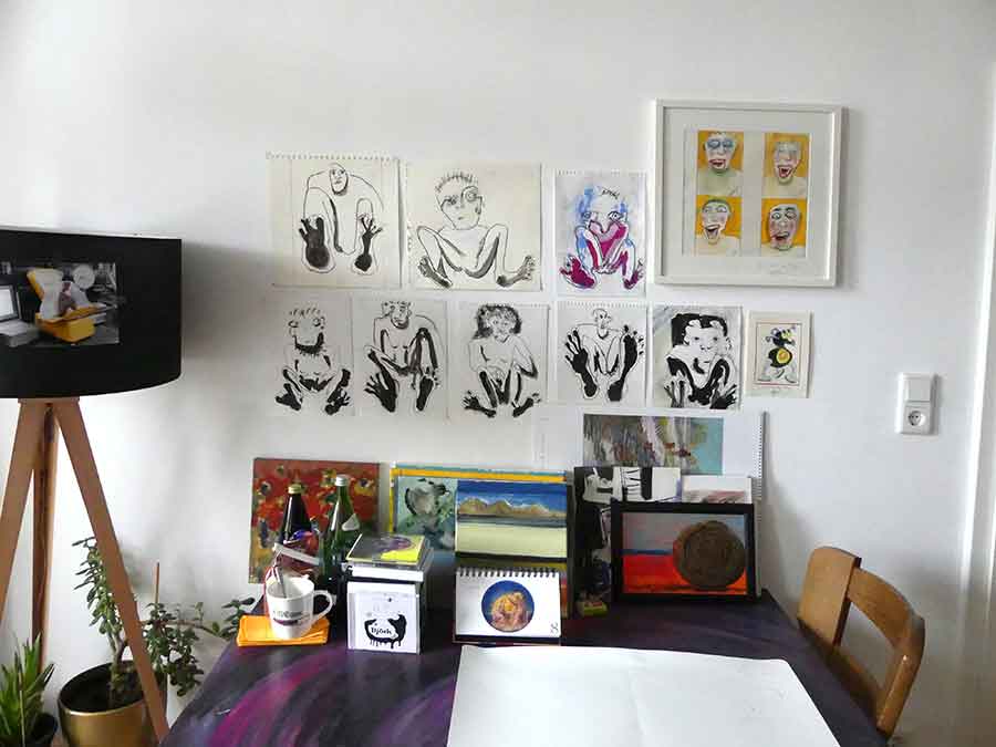 Buoy Atelieransicht mit Bildern an der Wand